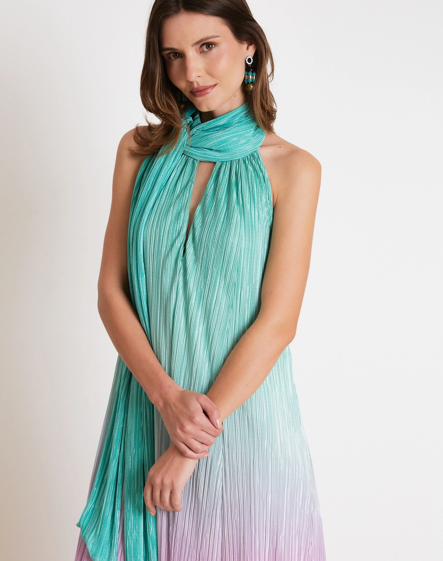 O Vestido Longo Lauren é confeccionado em tecido plissado em degradê, que combina textura sofisticada e efeito de cores suaves para um visual leve e marcante. <br/>