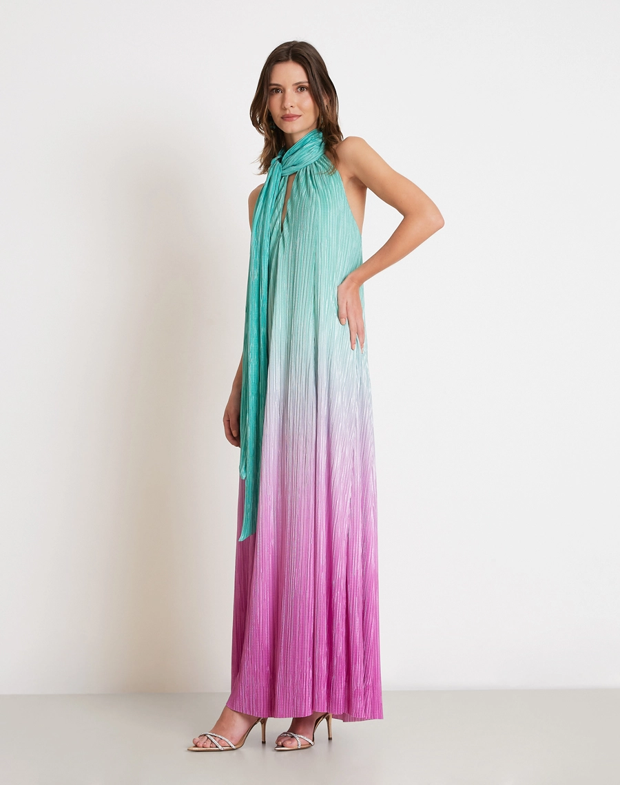 O Vestido Longo Lauren é confeccionado em tecido plissado em degradê, que combina textura sofisticada e efeito de cores suaves para um visual leve e marcante. <br/>