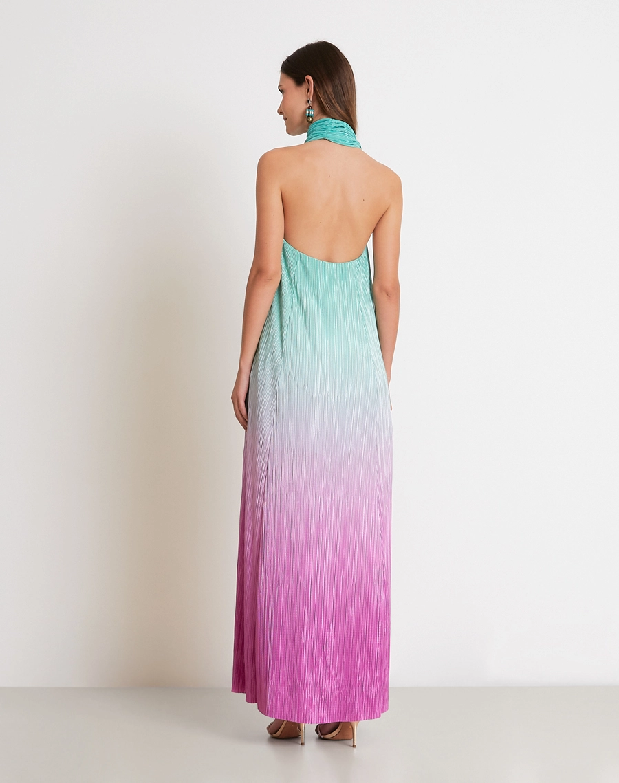 O Vestido Longo Lauren é confeccionado em tecido plissado em degradê, que combina textura sofisticada e efeito de cores suaves para um visual leve e marcante. <br/>