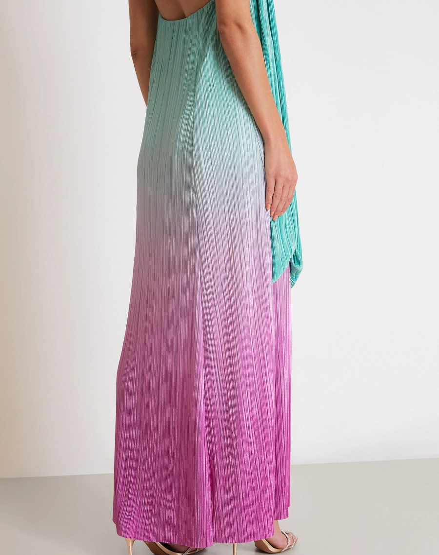 O Vestido Longo Lauren é confeccionado em tecido plissado em degradê, que combina textura sofisticada e efeito de cores suaves para um visual leve e marcante. <br/>