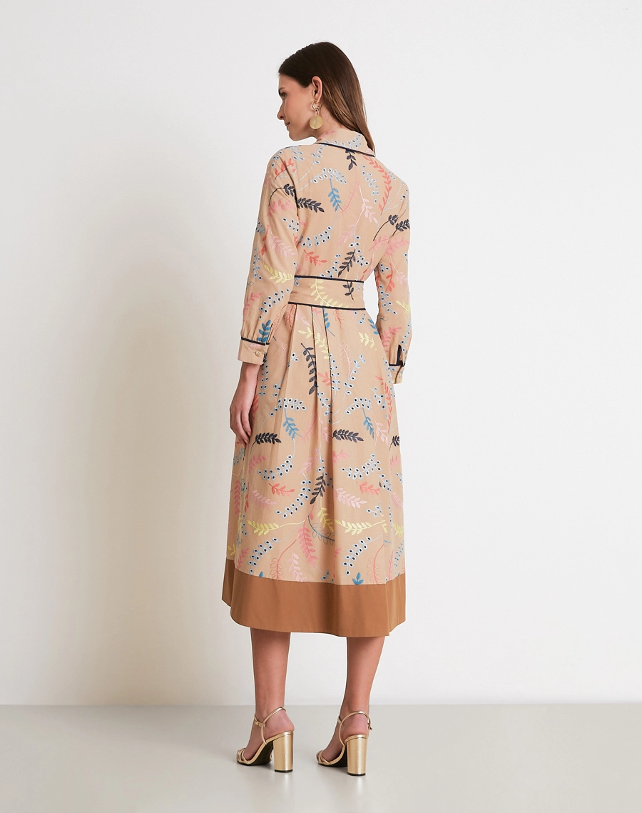 A Chemise Comporta é confeccionada em laise, um tecido leve, delicado e sofisticado, conhecido por sua textura vazada e acabamento artesanal.
