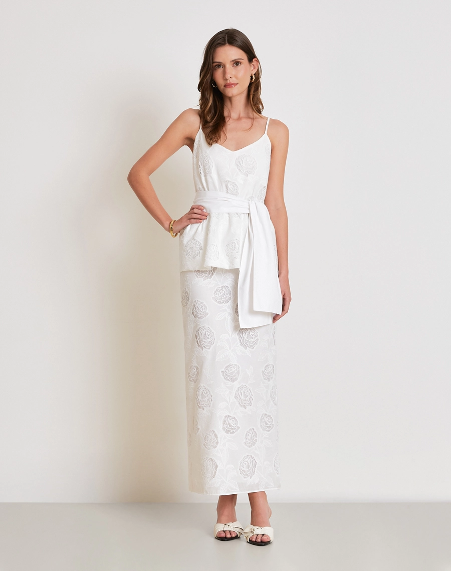 O Vestido Longo Fiance é confeccionado em cambraia bordada, um tecido leve, fresco e de toque macio que proporciona conforto e elegância em cada detalhe.