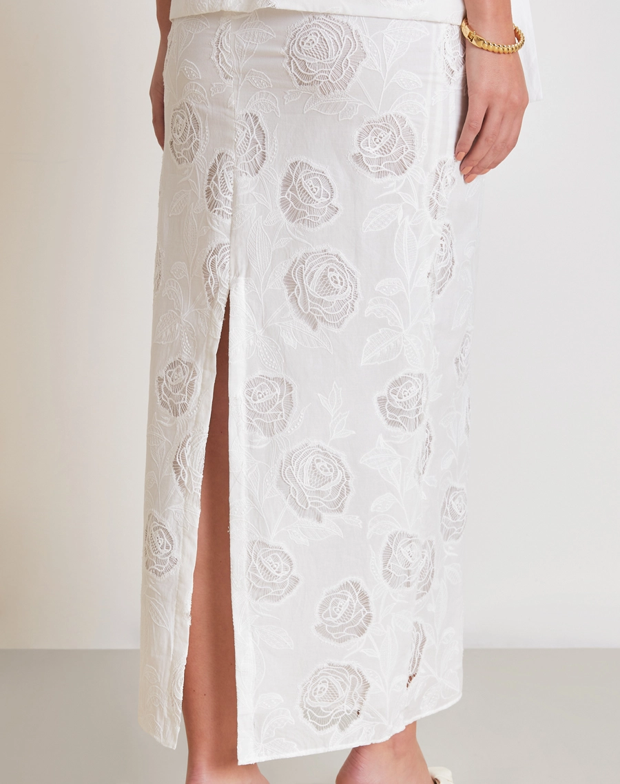 O Vestido Longo Fiance é confeccionado em cambraia bordada, um tecido leve, fresco e de toque macio que proporciona conforto e elegância em cada detalhe.