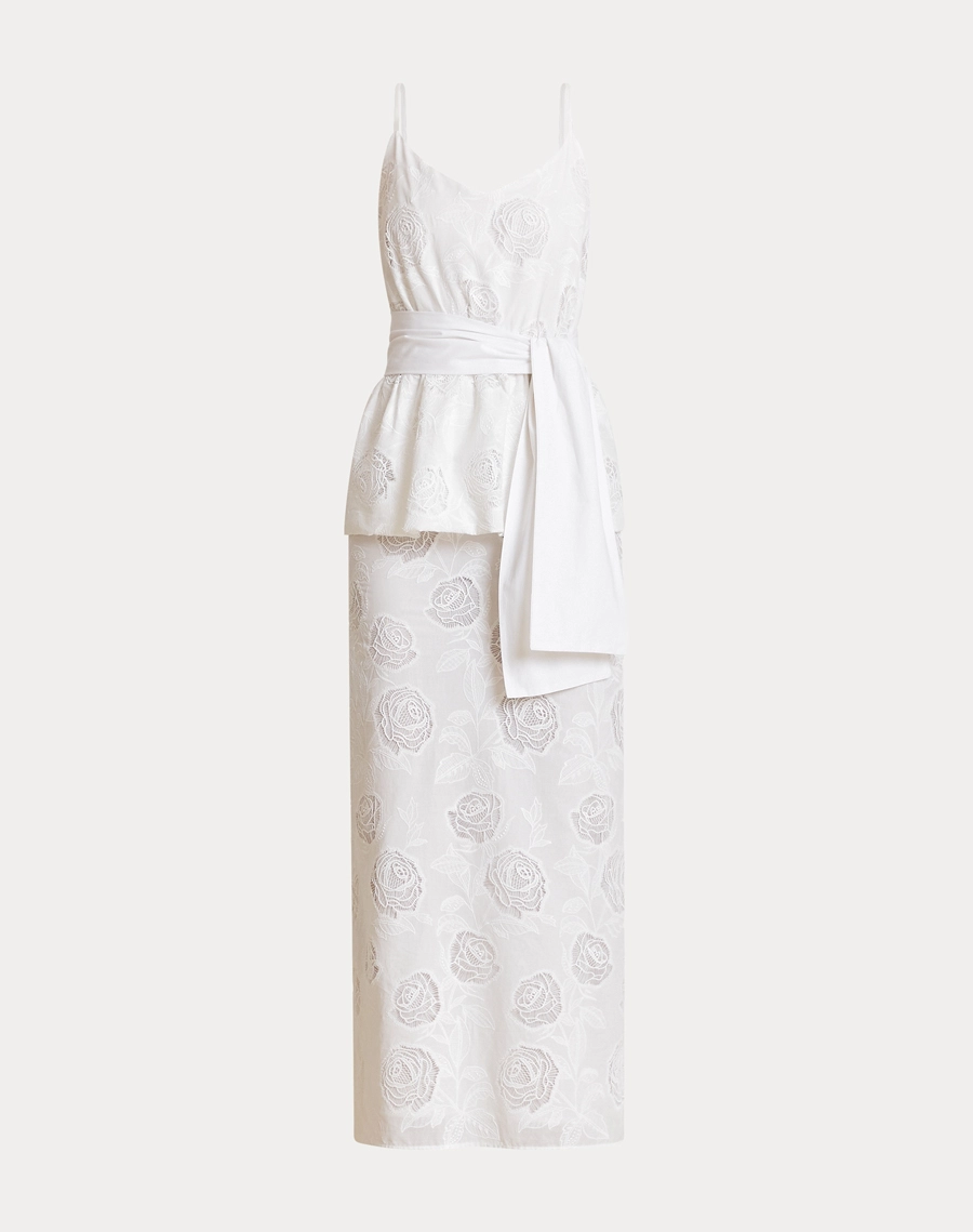 O Vestido Longo Fiance é confeccionado em cambraia bordada, um tecido leve, fresco e de toque macio que proporciona conforto e elegância em cada detalhe.