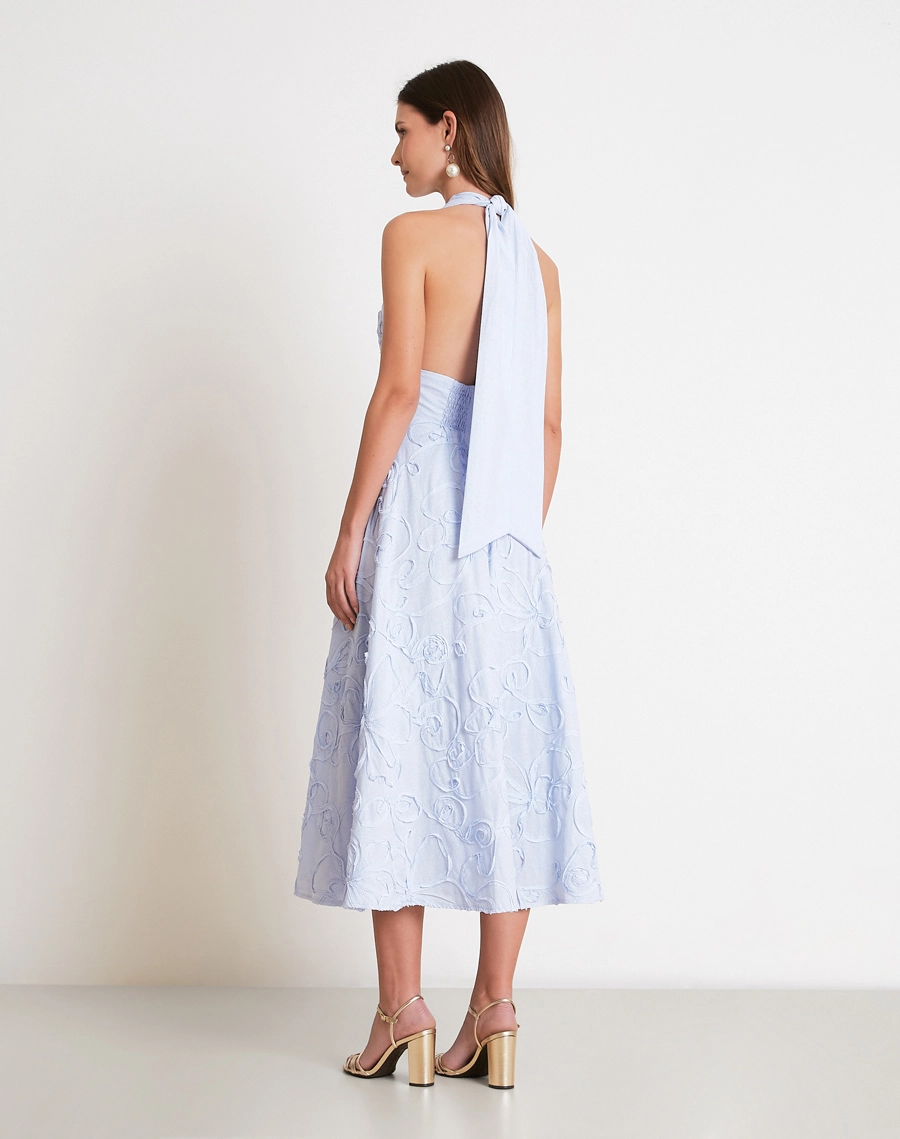 O Vestido Midi Almare é confeccionado em cambraia, tecido que oferece excelente respirabilidade, toque suave e caimento estruturado, garantindo conforto durante todo o dia.<br/>