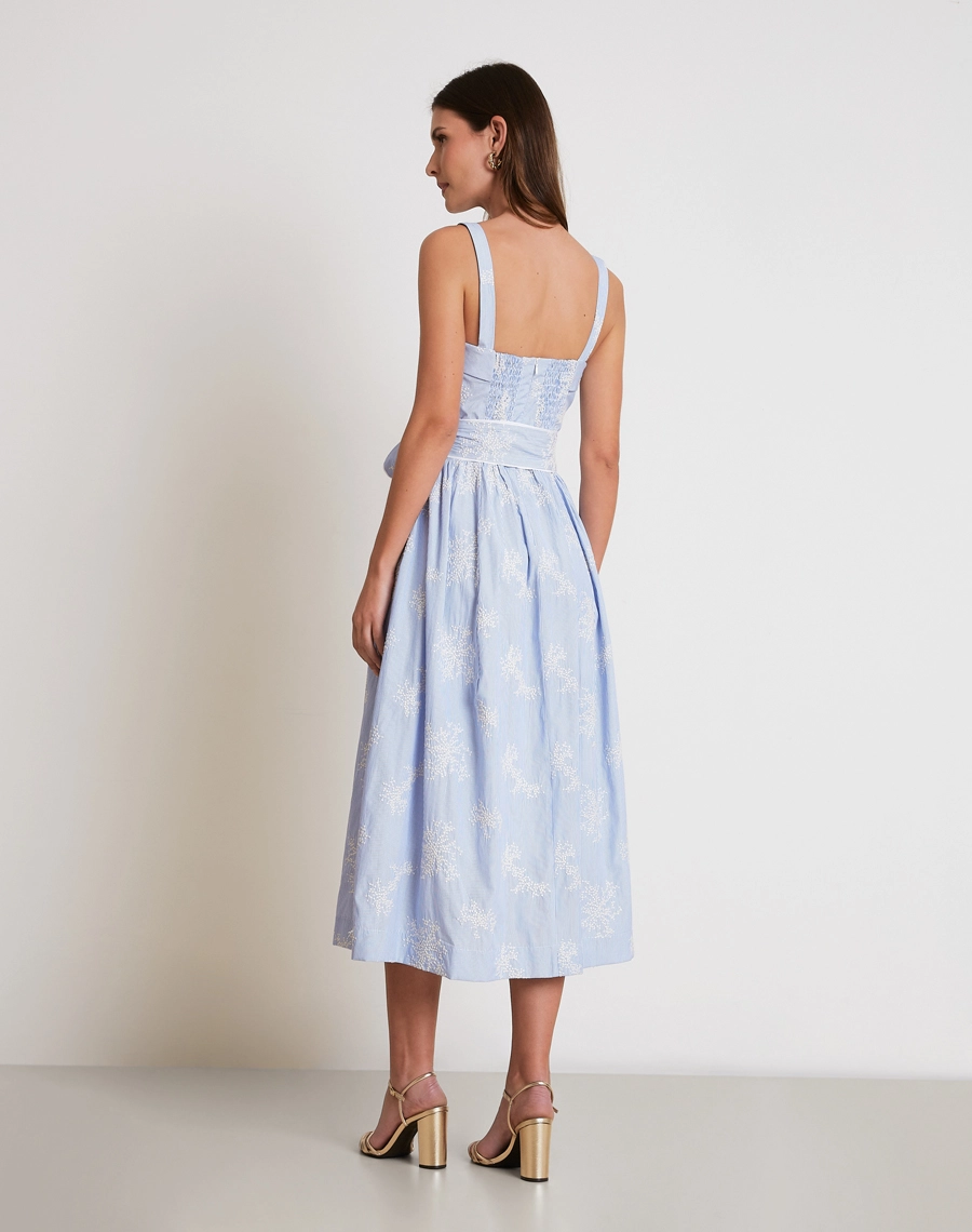 O Vestido Midi Philo é confeccionado em algodão bordado, um tecido leve, respirável e de toque macio, que une conforto e elegância. 

<BR/>