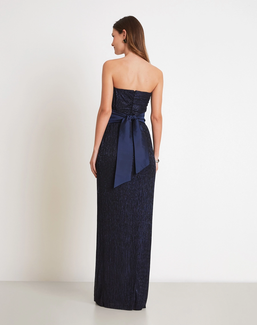 O Vestido Longo Alcione é confeccionado em malha plissada com lurex, tecido de toque macio, elasticidade e caimento impecável.