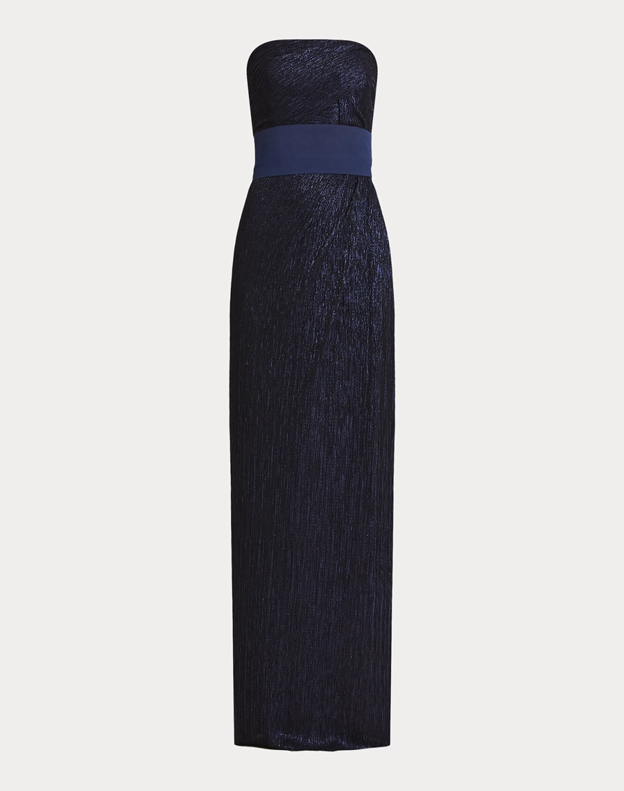 O Vestido Longo Alcione é confeccionado em malha plissada com lurex, tecido de toque macio, elasticidade e caimento impecável.