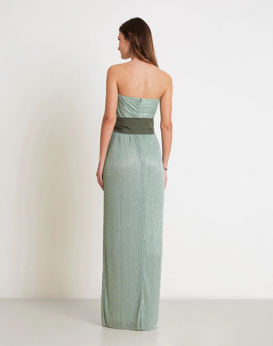O Vestido Longo Alcione é confeccionado em malha plissada com lurex, tecido de toque macio, elasticidade e caimento impecável.