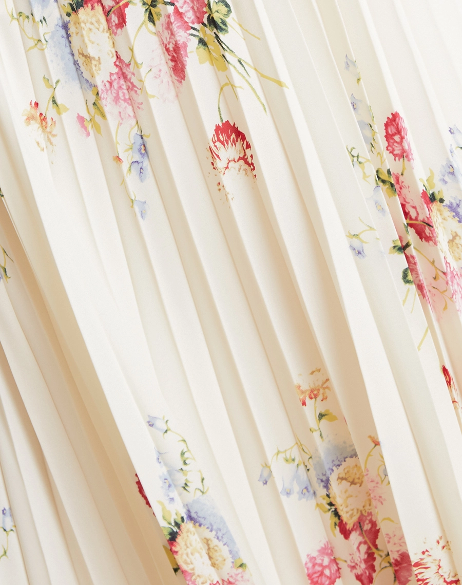 O Vestido Longo Primavera é confeccionado em crepinho estampado, um tecido leve, fluido e de toque macio, que proporciona excelente caimento e conforto.