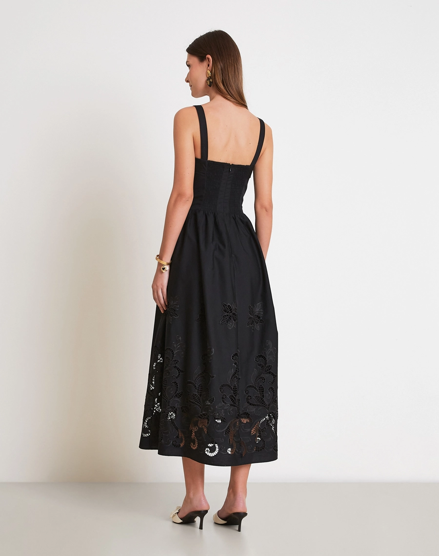 O Vestido Midi Andreza é confeccionado em Laise, um tecido leve e sofisticado, conhecido pelos delicados bordados vazados que proporcionam charme, frescor e um toque romântico à peça.<br/>