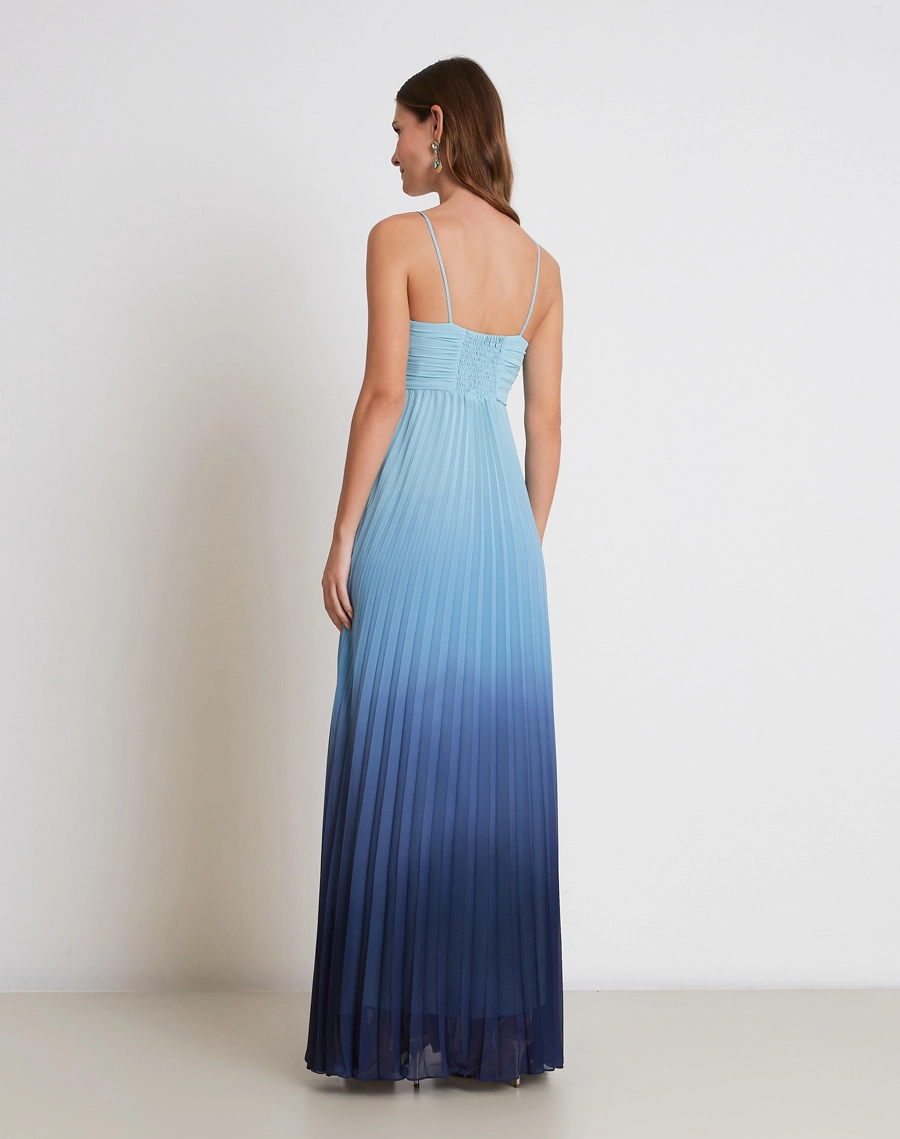 O Vestido Longo Leticia é confeccionado em chiffon degradê, o vestido combina transparência sutil, movimento e um elegante efeito de transição entre tonalidades.