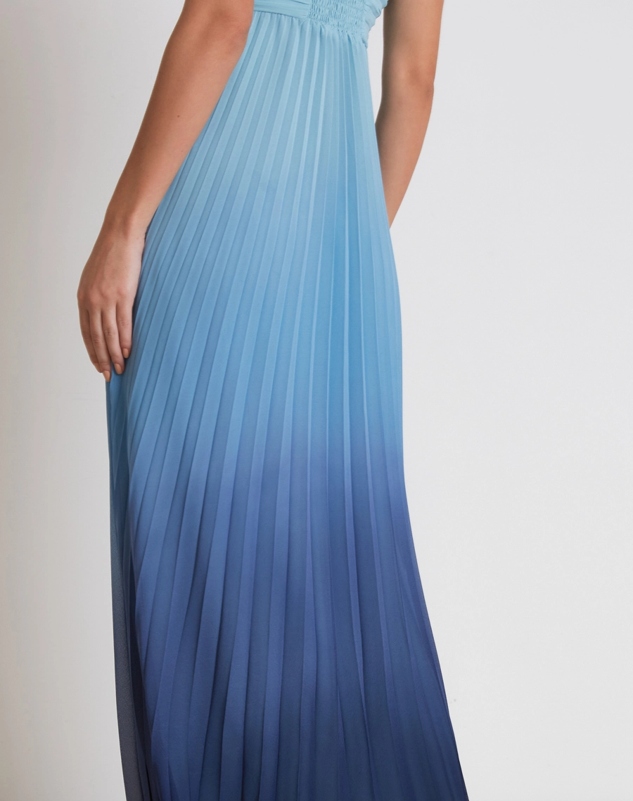 O Vestido Longo Leticia é confeccionado em chiffon degradê, o vestido combina transparência sutil, movimento e um elegante efeito de transição entre tonalidades.