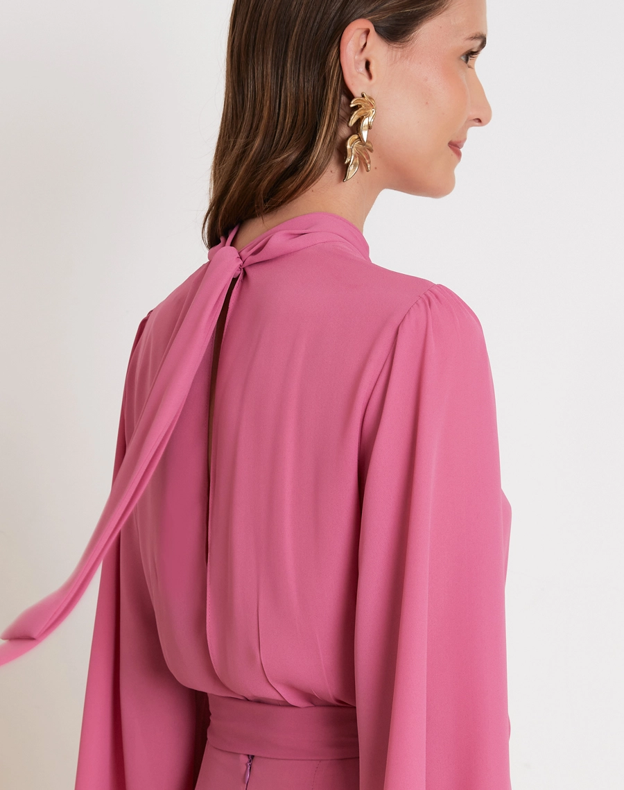 O Vestido Longo Alba é confeccionado em crepinho, tecido de toque macio, caimento leve e excelente fluidez.<br/>

