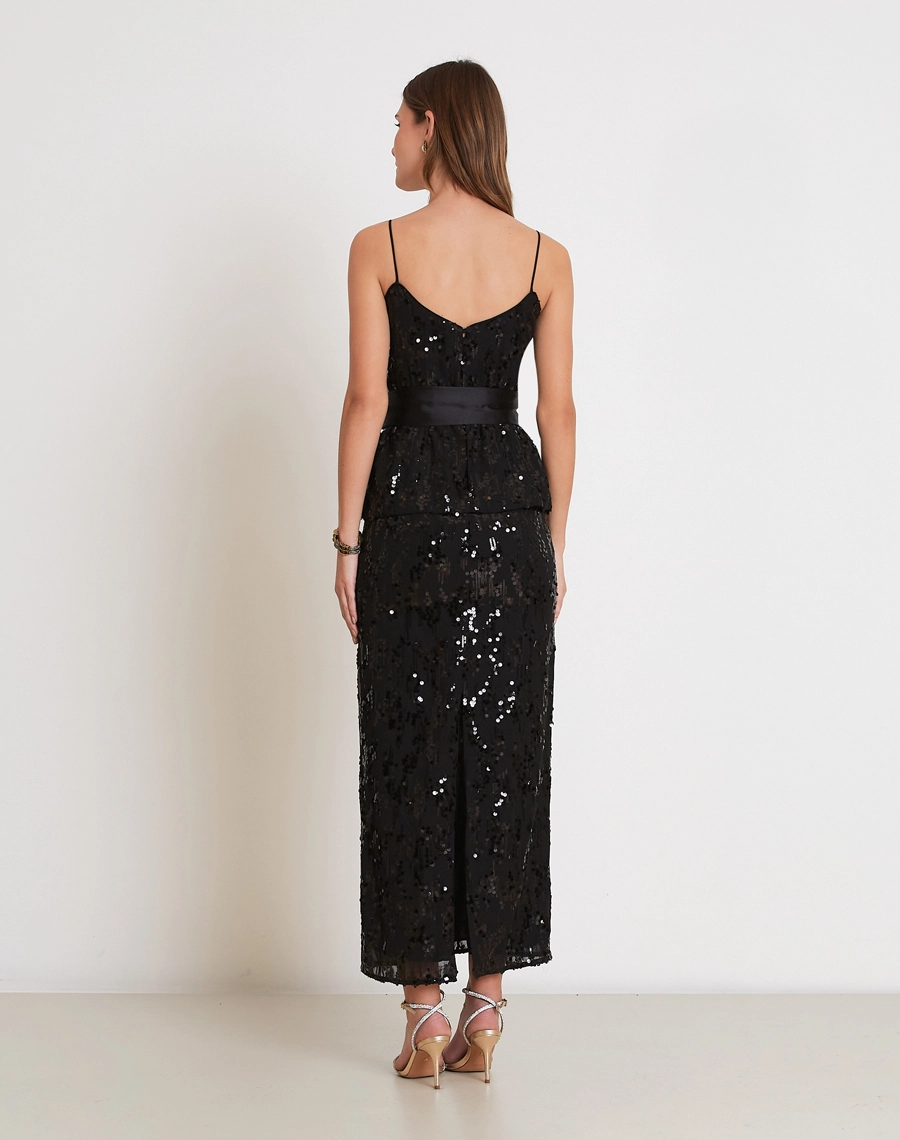 O Vestido Longo Mirela é confeccionado em paetê, tecido de brilho intenso, textura sofisticada e excelente caimento, proporcionando um visual luxuoso e impactante. <br/>