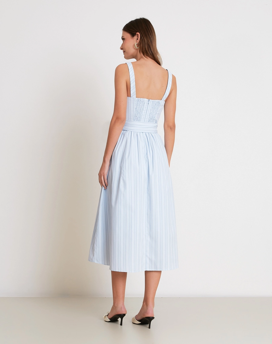 O Vestido Midi Marta é confeccionado em tricoline listrado, um tecido leve e de toque macio que proporciona excelente respirabilidade e conforto.