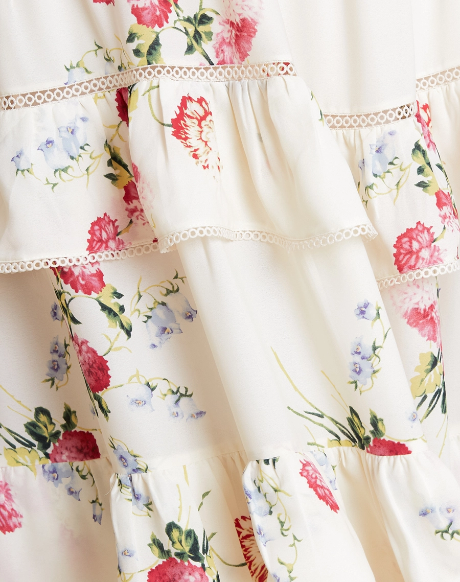 O Vestido Longo Dalia é confeccionada em Crepinho estampado de toque macio e caimento leve, com estampa floral delicada que traz feminilidade e um ar sofisticado.