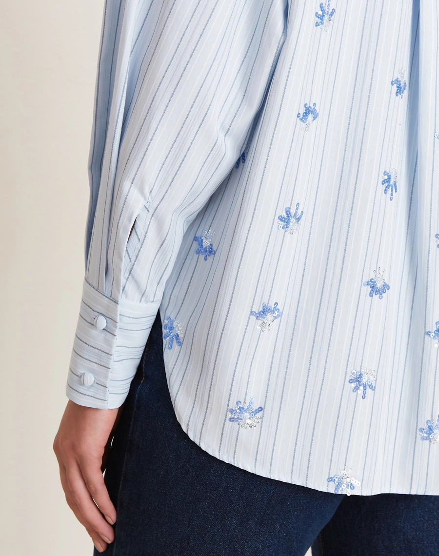 A Camisa Marta é confeccionada em Tricoline Listrado, tecido leve, fresco e confortável.