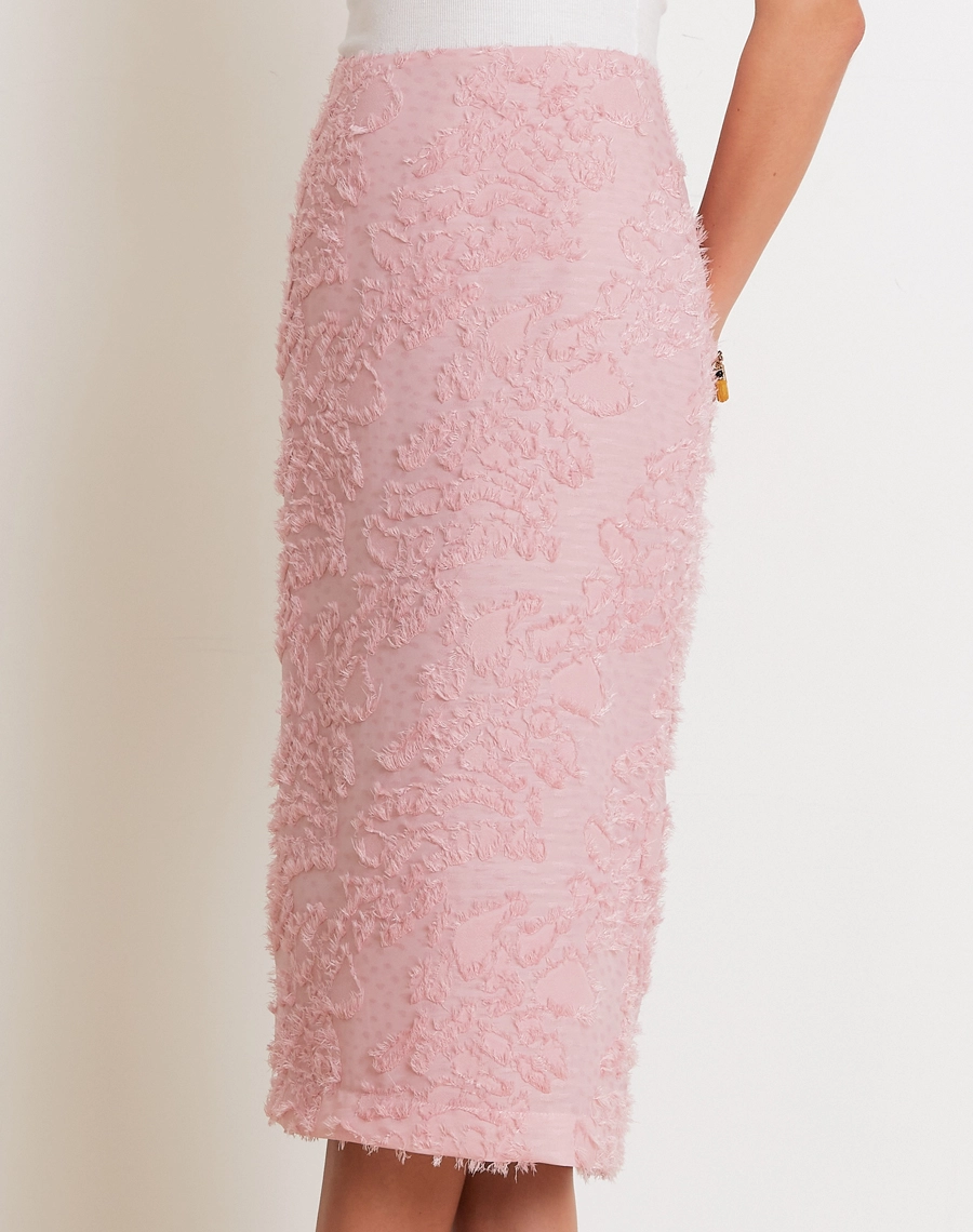 A Saia Midi Anahi é confeccionada em Jacquard, um tecido de textura rica e toque macio que transmite sofisticação e exclusividade. <br/>

