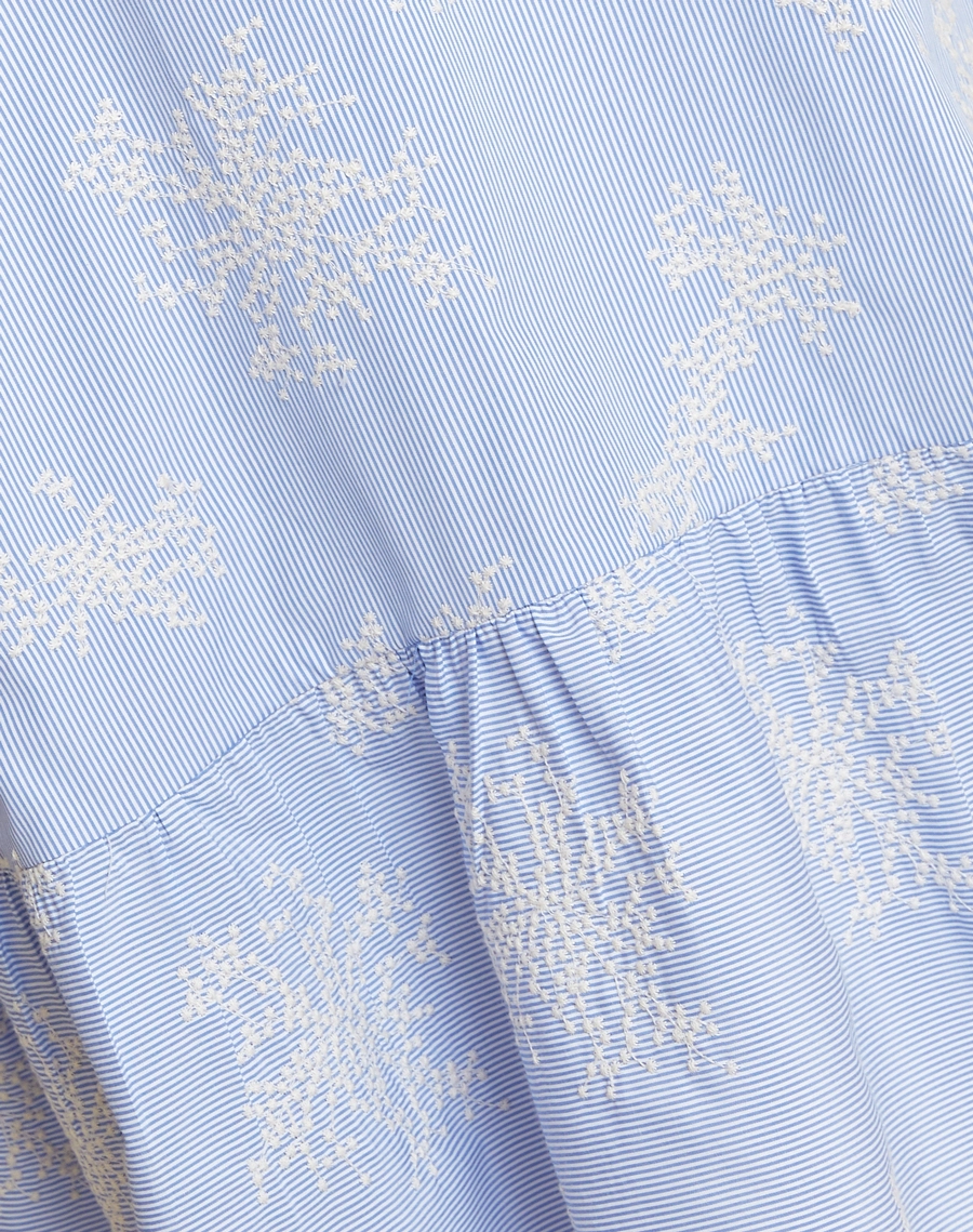 A Chemise Philo é confeccionada em algodão bordado, um tecido leve, respirável e de toque macio, que une conforto e elegância. <br/>