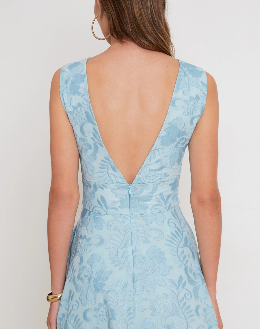 O Vestido Midi Arabela é confeccionado em algodão bordado, um tecido que se destaca pela riqueza de detalhes, textura elegante e toque macio. <br/>
