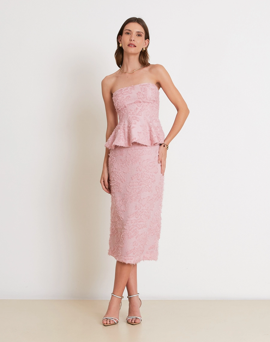 O Top Anahi é confeccionado em jacquard, tecido de textura sofisticada e toque macio, que se destaca pelo relevo delicado e acabamento elegante.