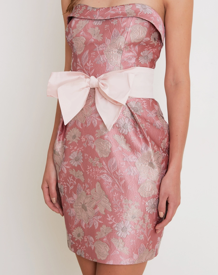 O Vestido Curto Ariela é confeccionado em Jacquard, tecido de excelente estrutura, caimento impecável, toque agradável e alta durabilidade.