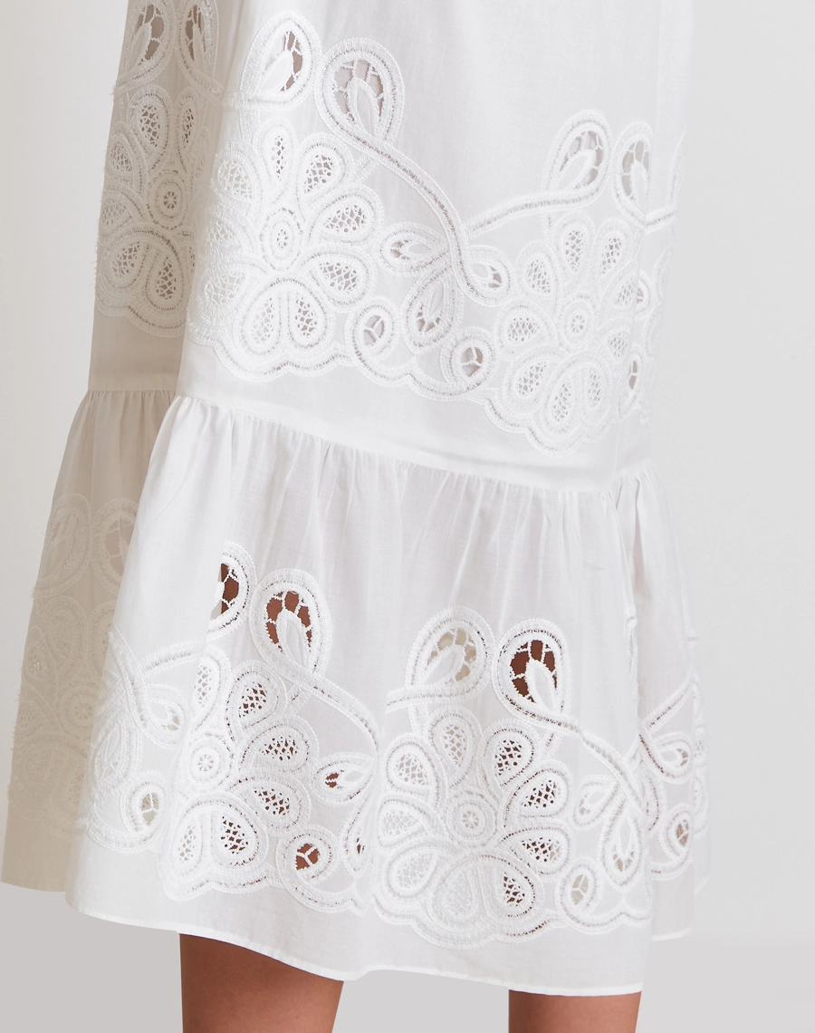 O Vestido Midi Silvana é confeccionado em cambraia bordada, tecido leve e delicado, com desenhos vazados que conferem charme artesanal e um toque romântico à peça. <br/>