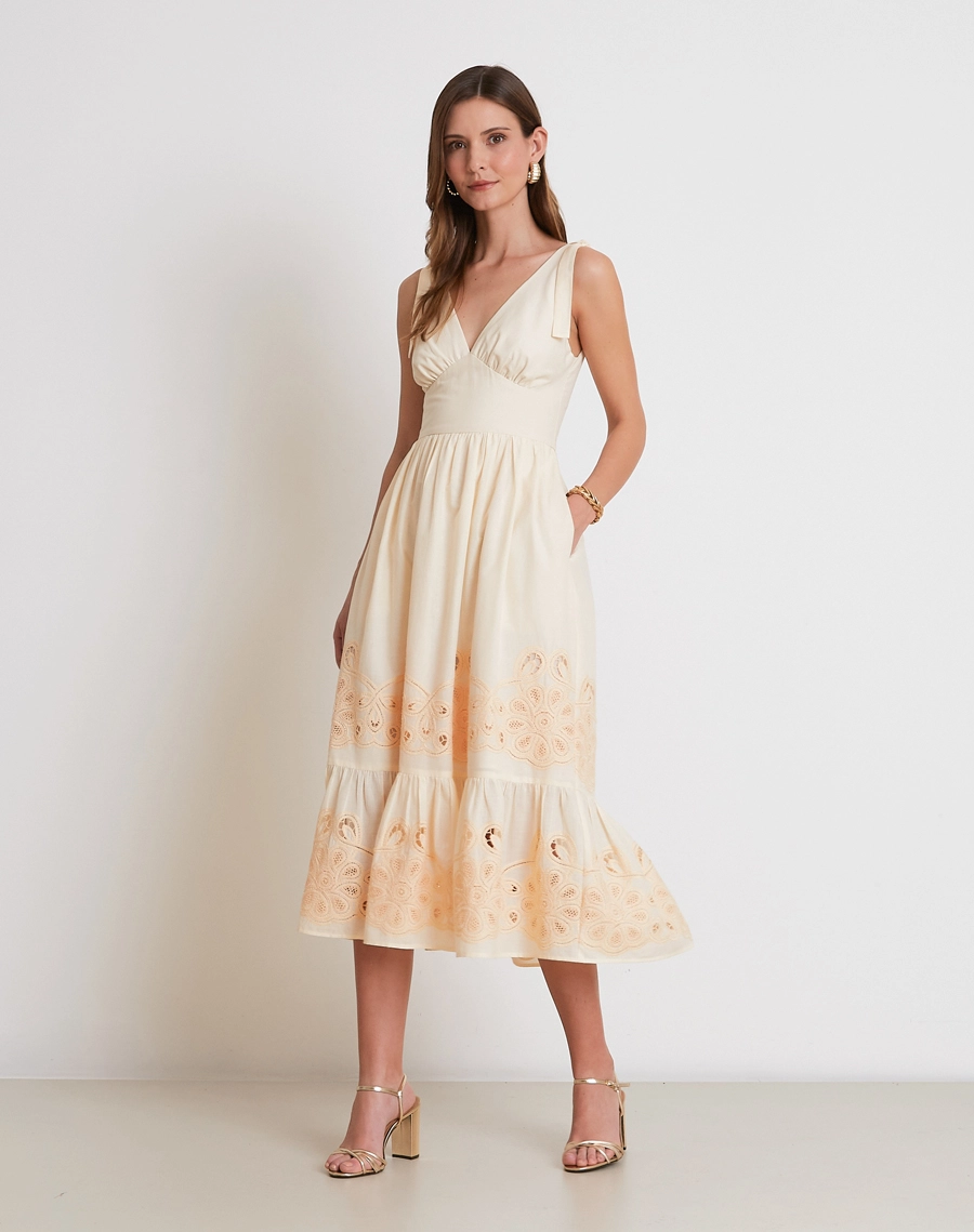 O Vestido Midi Silvana é confeccionado em cambraia bordada, tecido leve e delicado, com desenhos vazados que conferem charme artesanal e um toque romântico à peça. <br/>