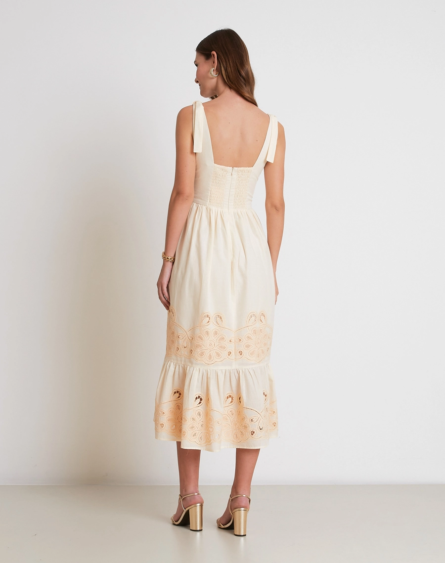 O Vestido Midi Silvana é confeccionado em cambraia bordada, tecido leve e delicado, com desenhos vazados que conferem charme artesanal e um toque romântico à peça. <br/>