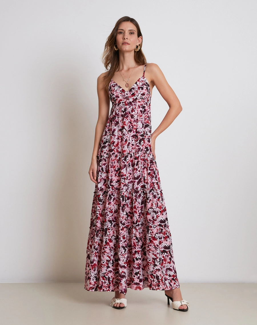 O Vestido Longo Samanta é confeccionado em crepinho estampado, com visual delicado e caimento leve.