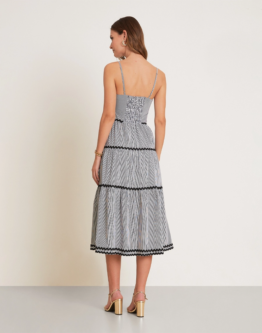 O Vestido Midi Rute é confeccionado em algodão listrado, um tecido leve, respirável e de toque macio, que une conforto e elegância. <br/>