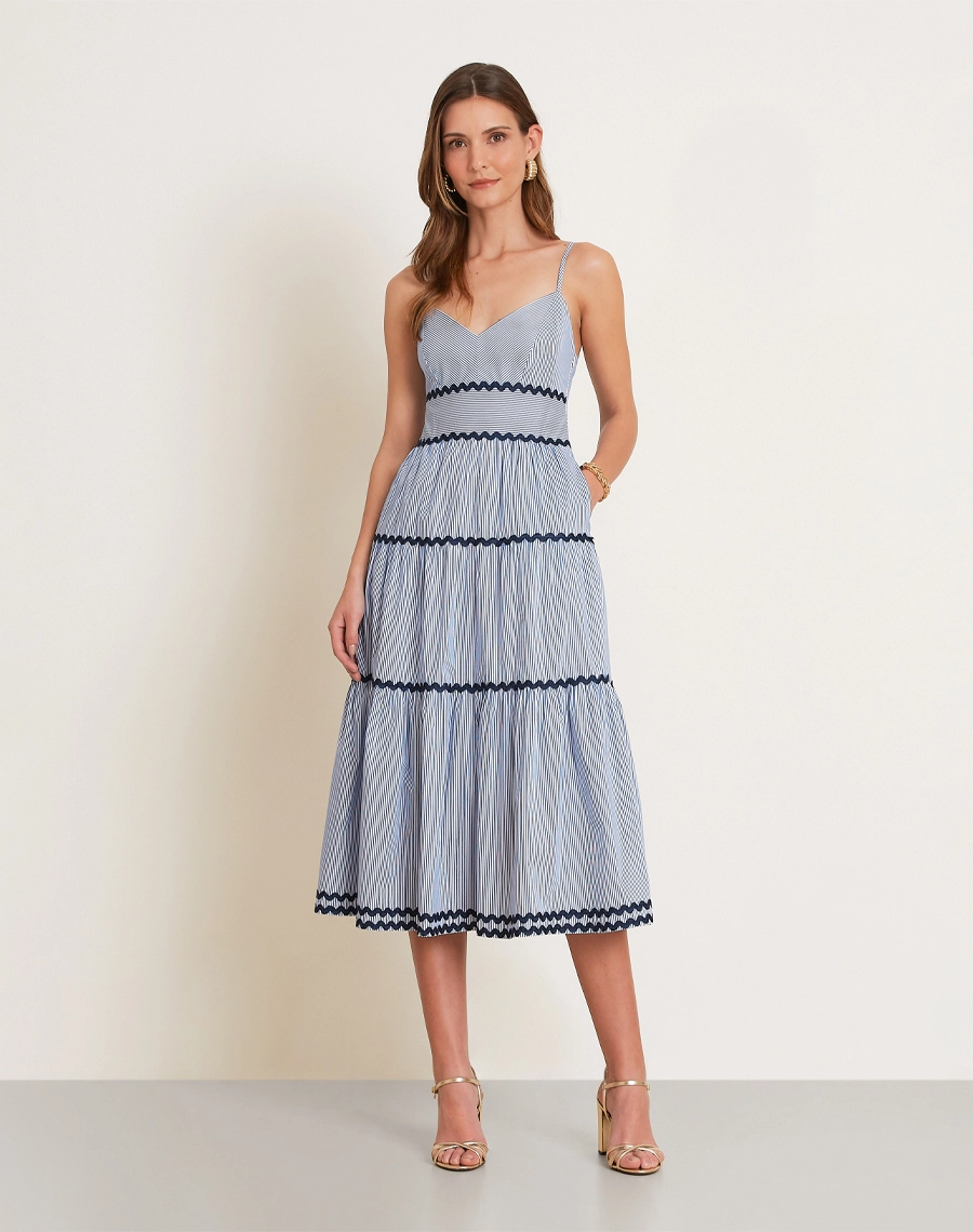 O Vestido Midi Rute é confeccionado em algodão listrado, um tecido leve, respirável e de toque macio, que une conforto e elegância. <br/>
