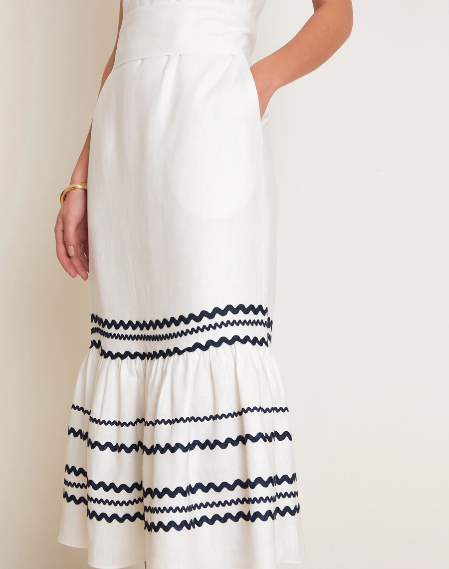 O Vestido Midi Clara é confeccionado em cambraia, um tecido leve, fresco e de toque suave. <br/>