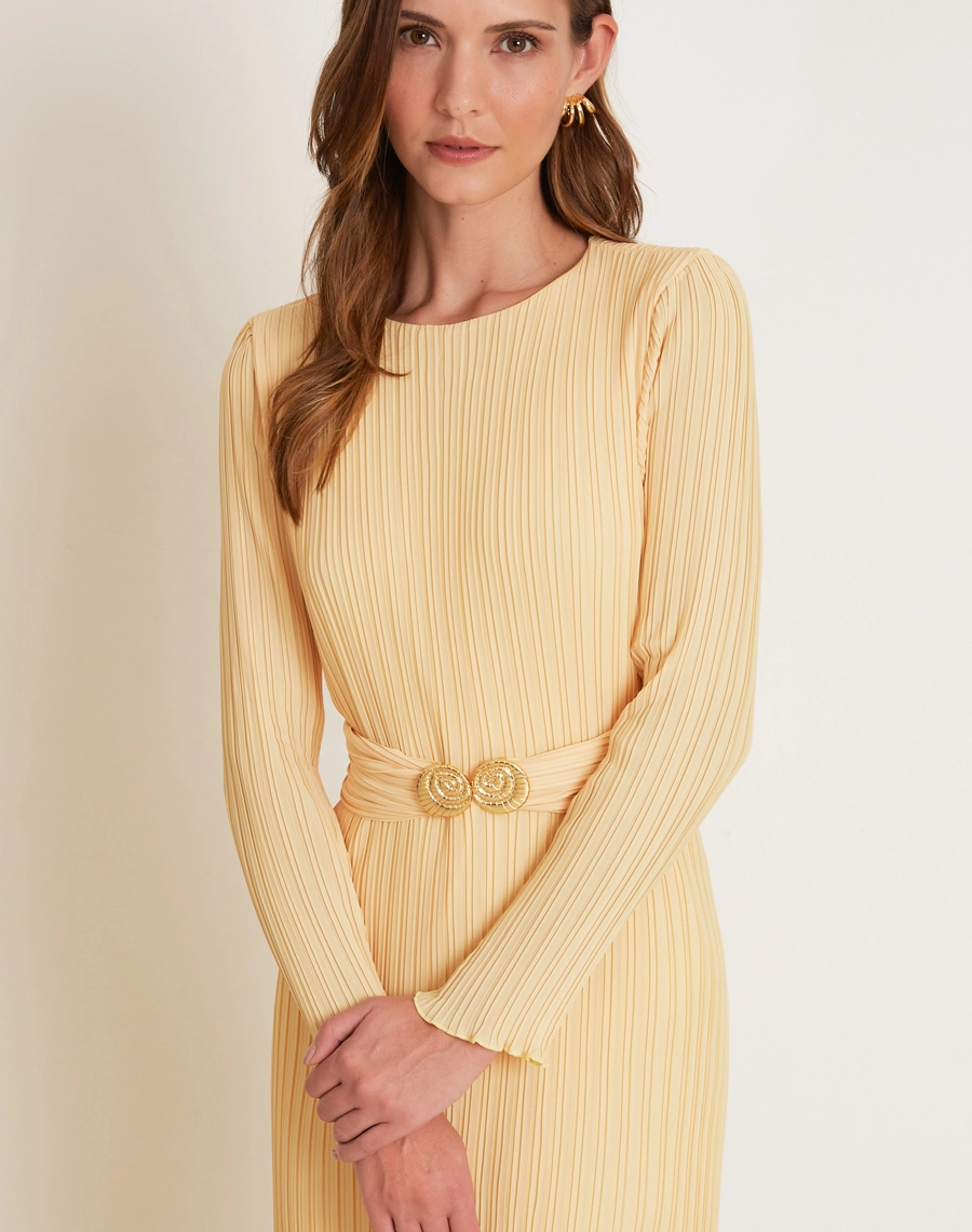O Vestido Midi Delis é confeccionado em crepinho plissado, tecido com textura delicada e caimento fluido, proporcionando leveza, movimento e um visual sofisticado. <br/>