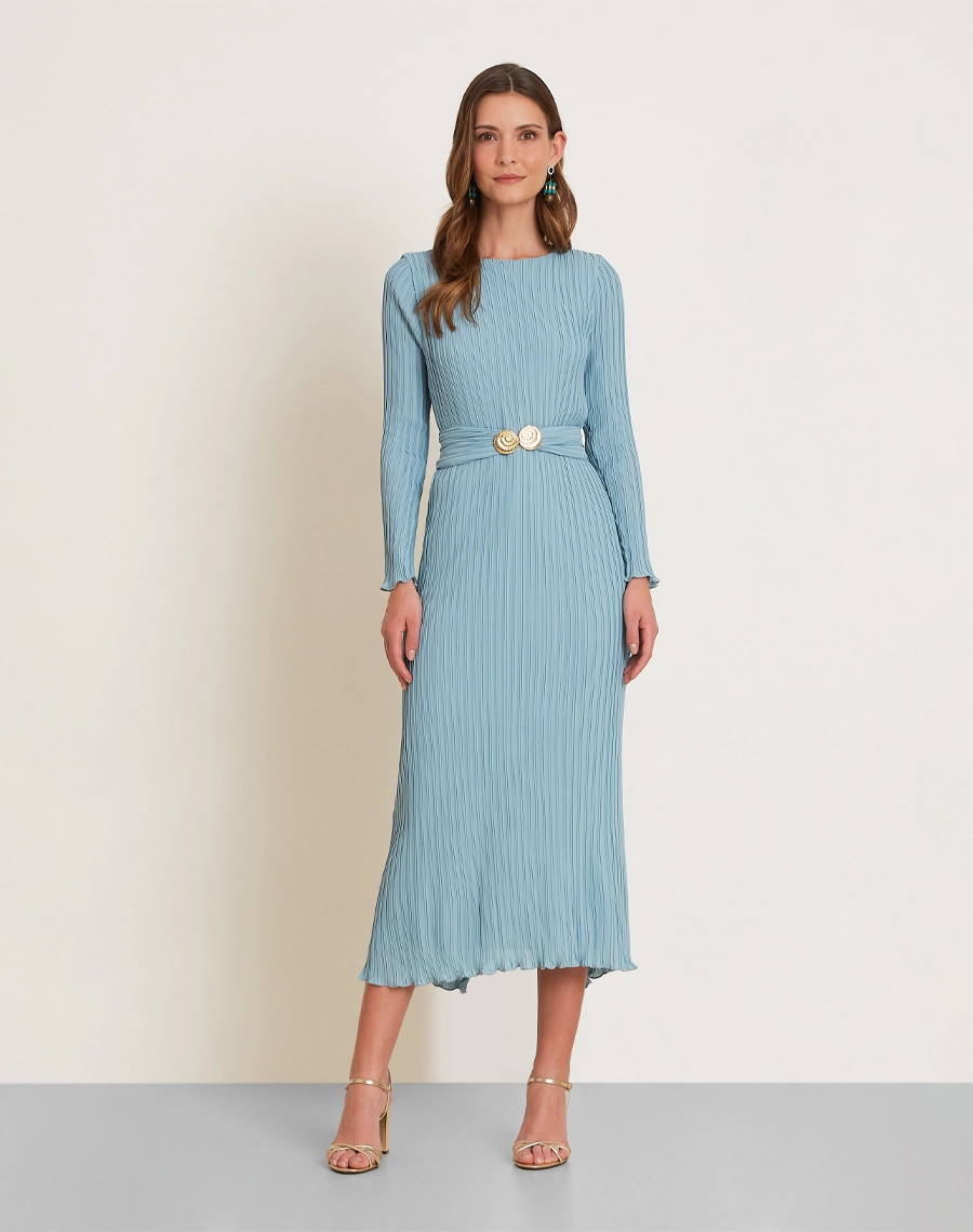 O Vestido Midi Delis é confeccionado em crepinho plissado, tecido com textura delicada e caimento fluido, proporcionando leveza, movimento e um visual sofisticado. <br/>