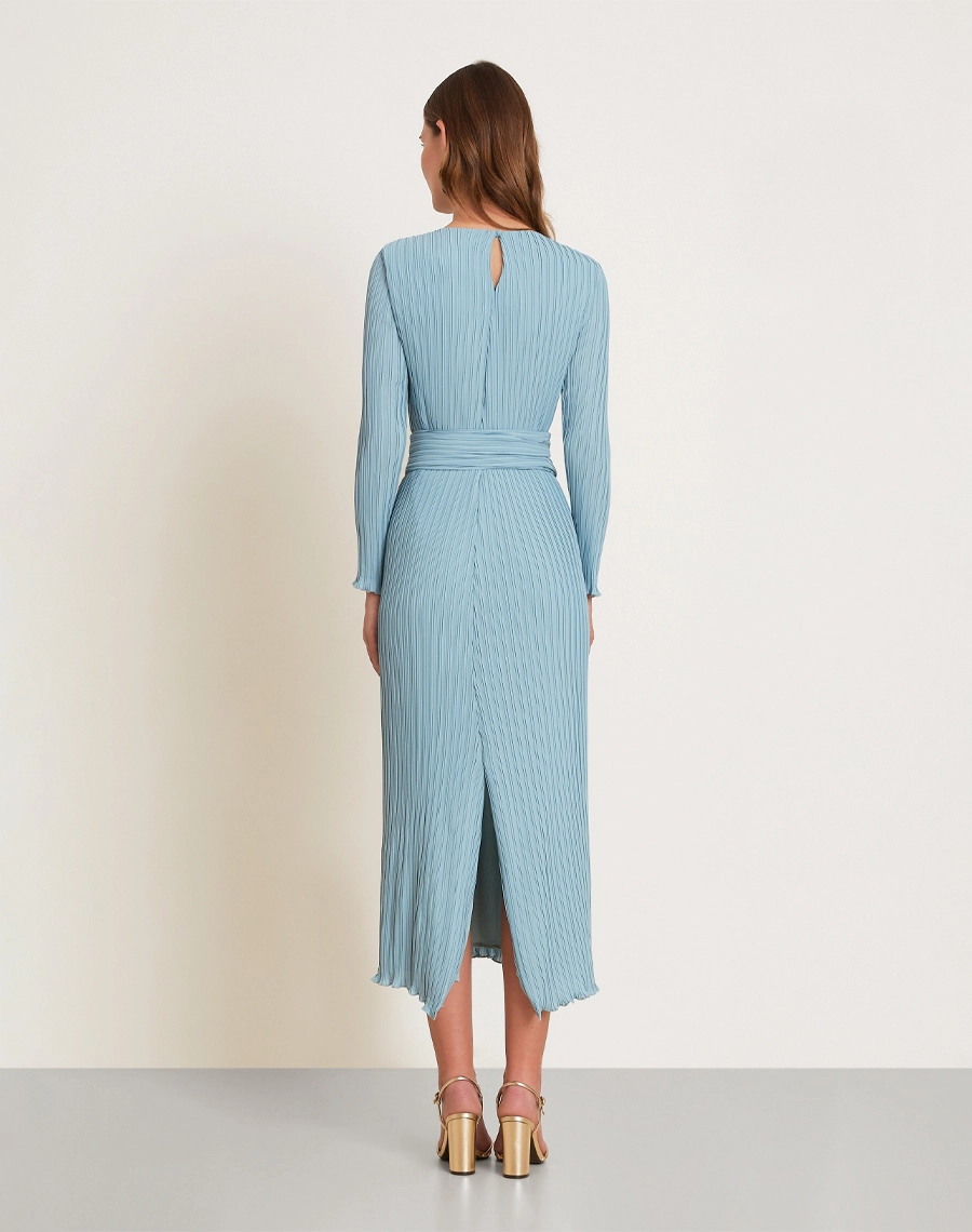 O Vestido Midi Delis é confeccionado em crepinho plissado, tecido com textura delicada e caimento fluido, proporcionando leveza, movimento e um visual sofisticado. <br/>