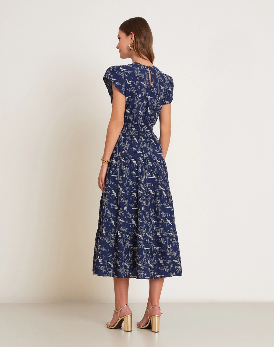 O Vestido Midi Carmem é confeccionado em cambraia, um tecido leve, fresco e de toque suave. <br/>
