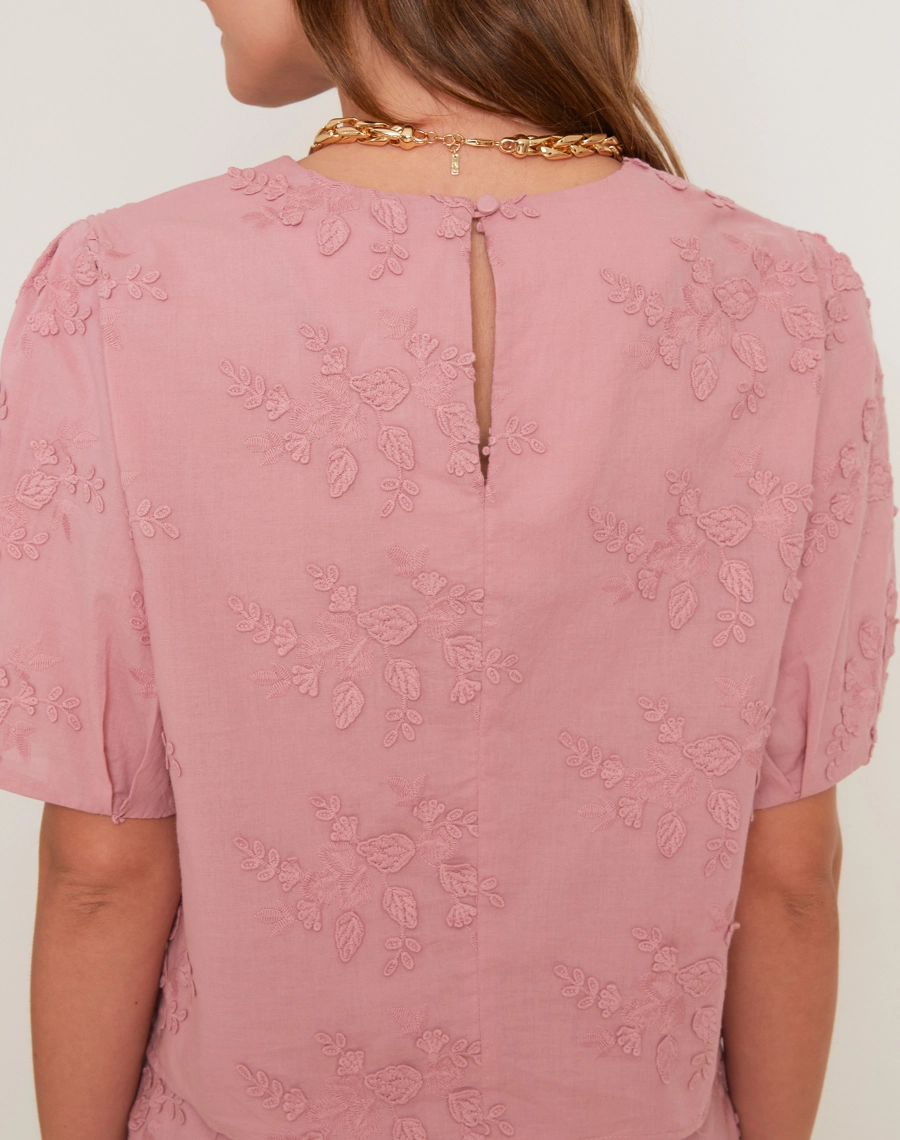 Blusa Marilda é confeccionada em cambraia, tecido leve, macio e fresco, com toque suave e excelente caimento. <br/>