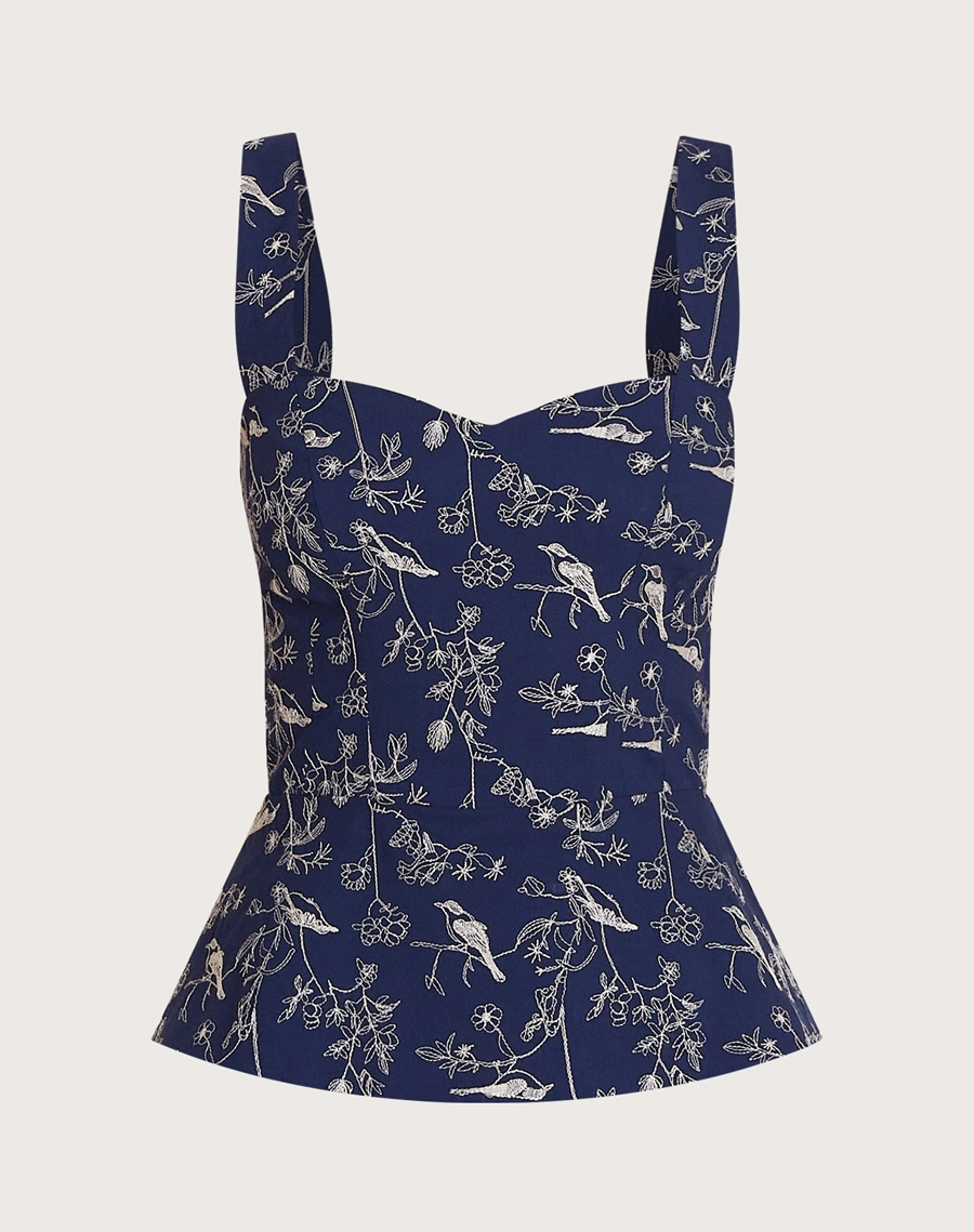 A Blusa Carmem é confeccionada em Cambraia Bordada, tecido leve, delicado e com textura que valoriza a superfície da peça.