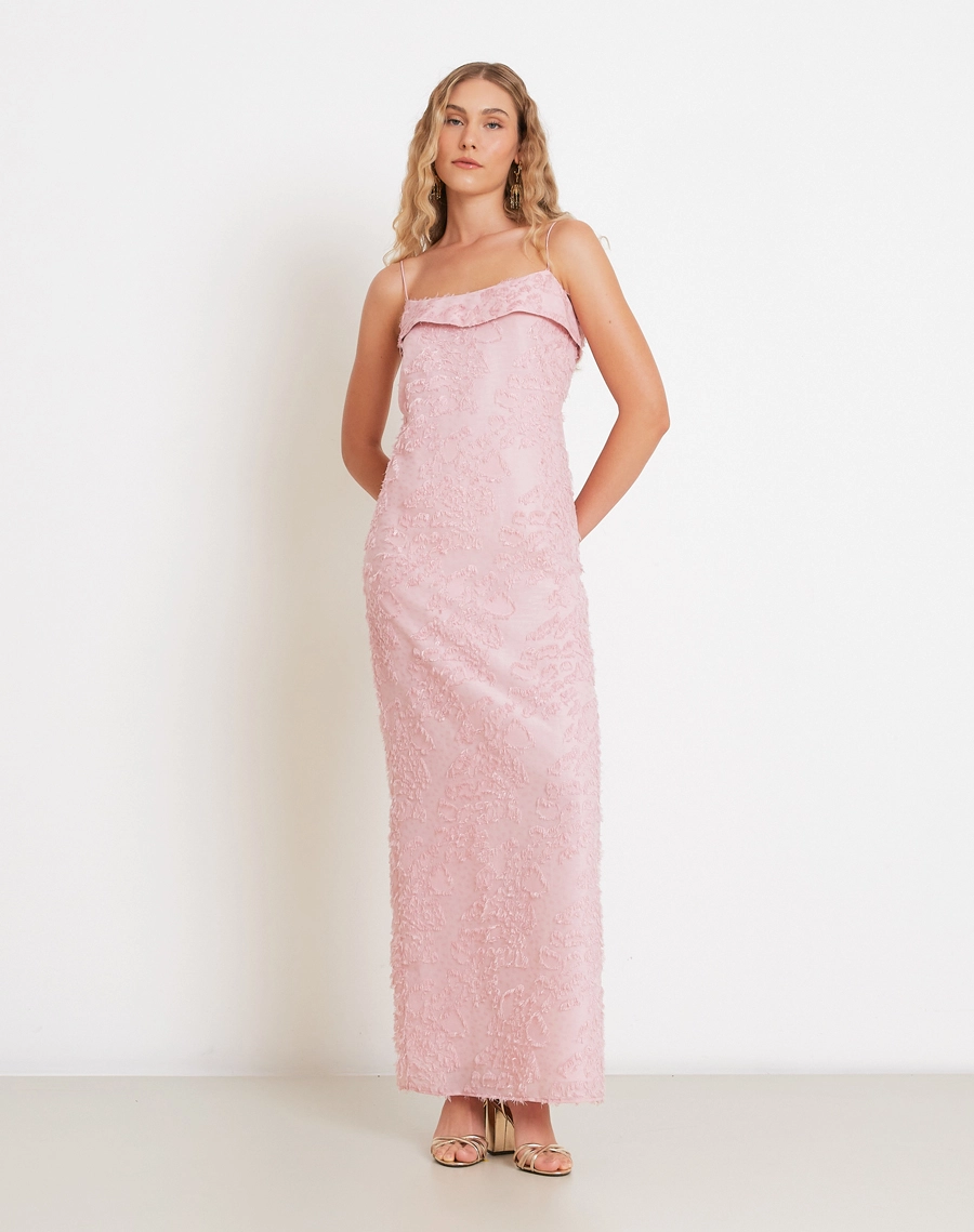 O Vestido Longo Alva é confeccionado em Jacquard, tecido elegante e texturizado, conhecido pelo relevo suave que adiciona volume e sofisticação. <br/>