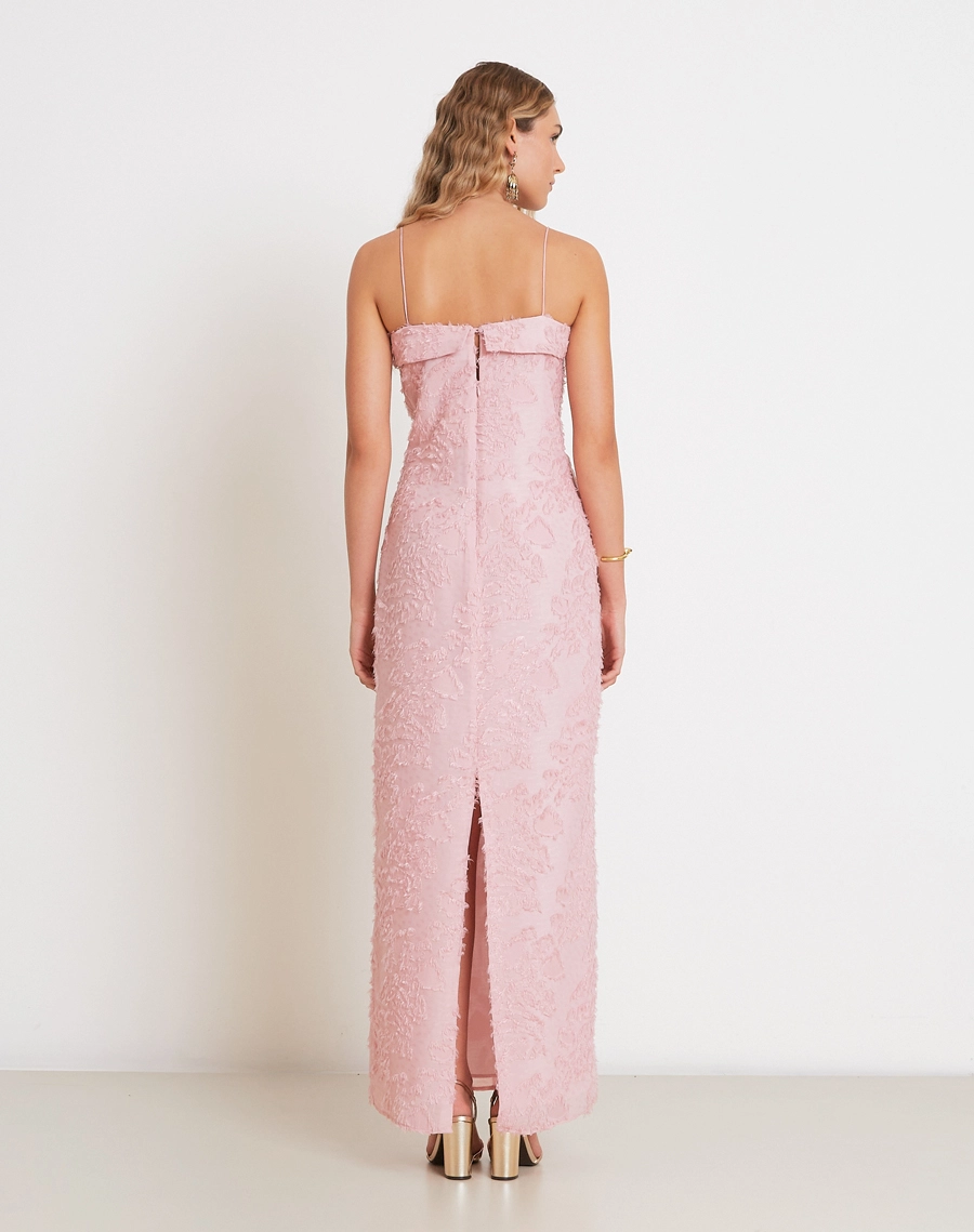 O Vestido Longo Alva é confeccionado em Jacquard, tecido elegante e texturizado, conhecido pelo relevo suave que adiciona volume e sofisticação. <br/>