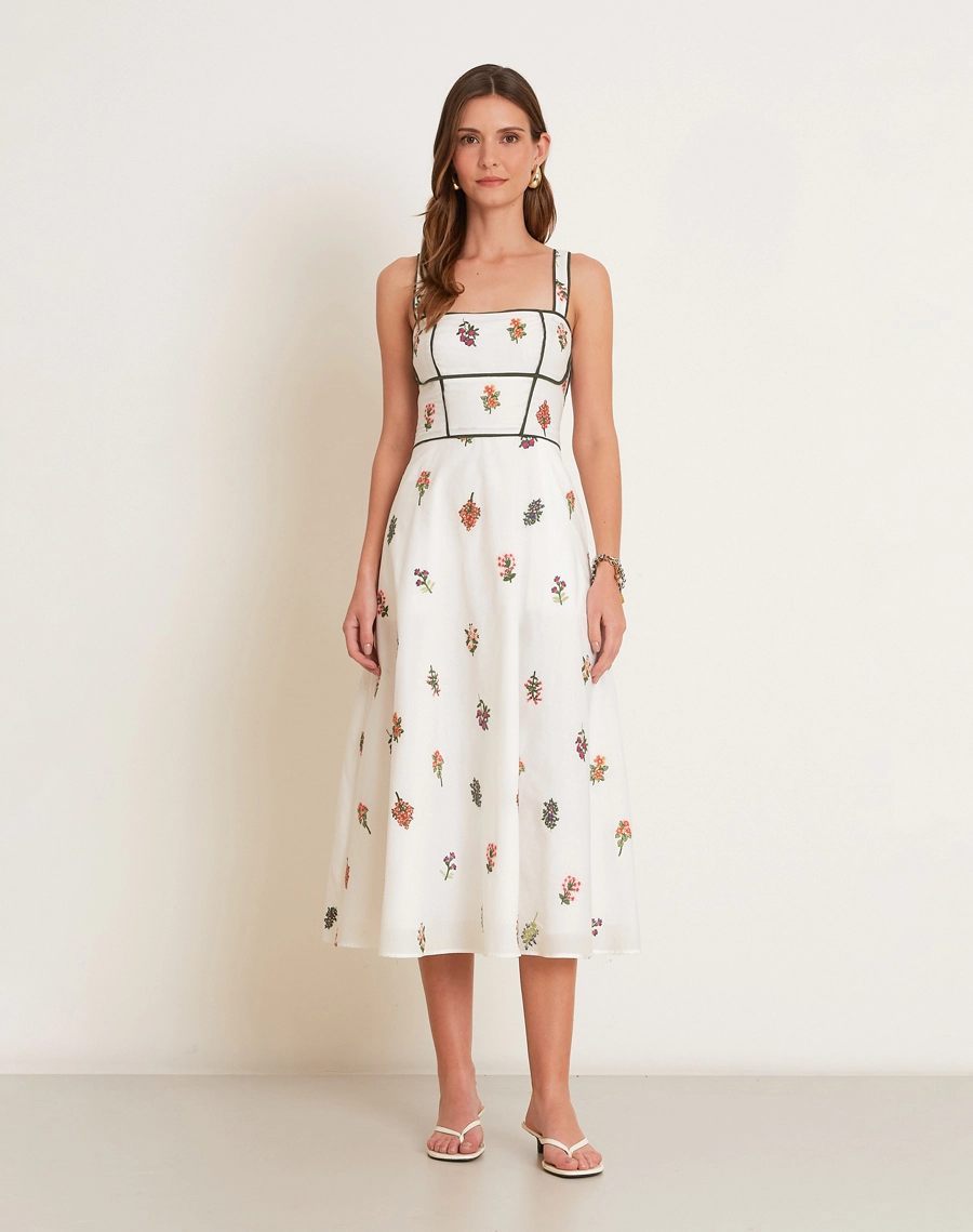 O Vestido Midi Joana é confeccionado em Cambraia bordada, com visual leve, delicado e feminino.<br/>