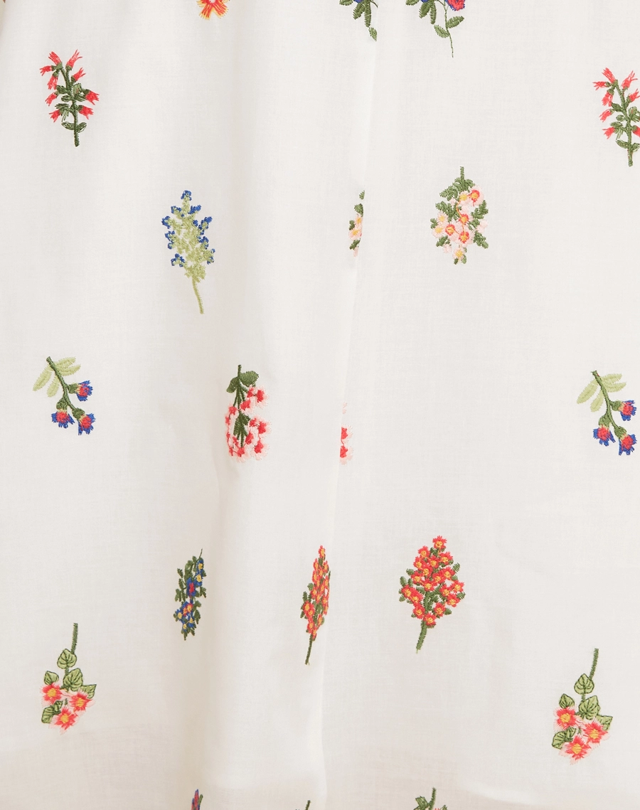 O Vestido Midi Joana é confeccionado em Cambraia bordada, com visual leve, delicado e feminino.<br/>