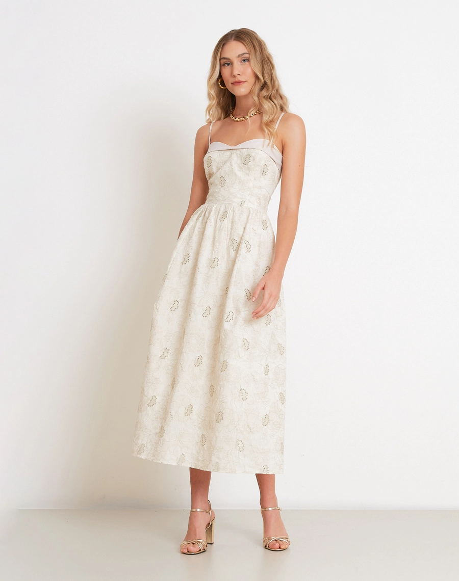 O Vestido Midi Rosi é confeccionado em Cambraia Bordada, com toque leve e delicado.
