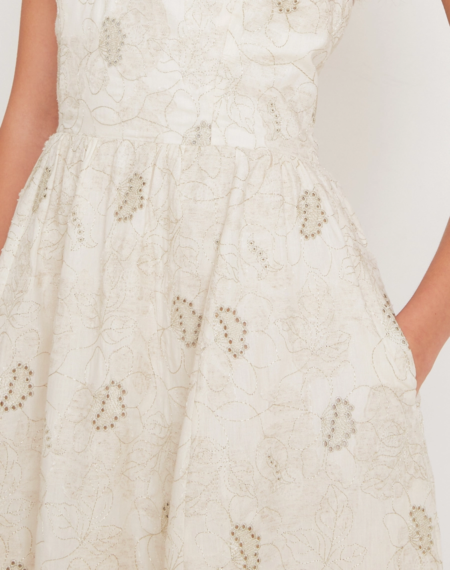 O Vestido Midi Rosi é confeccionado em Cambraia Bordada, com toque leve e delicado.