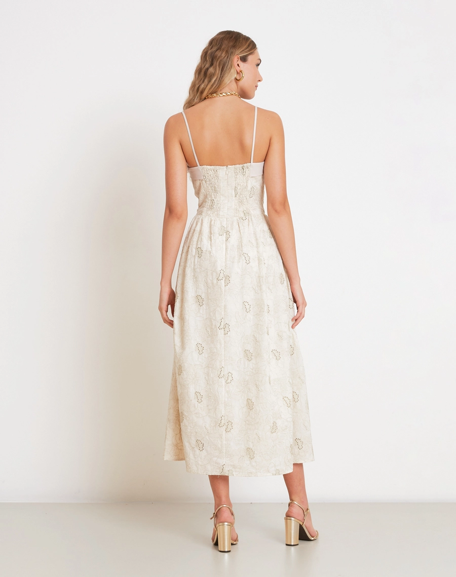 O Vestido Midi Rosi é confeccionado em Cambraia Bordada, com toque leve e delicado.