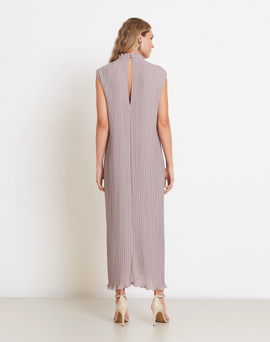 O Vestido Longo Grazi é confeccionado em tecido plissado, que cria uma superfície texturizada com efeito de movimento e fluidez.