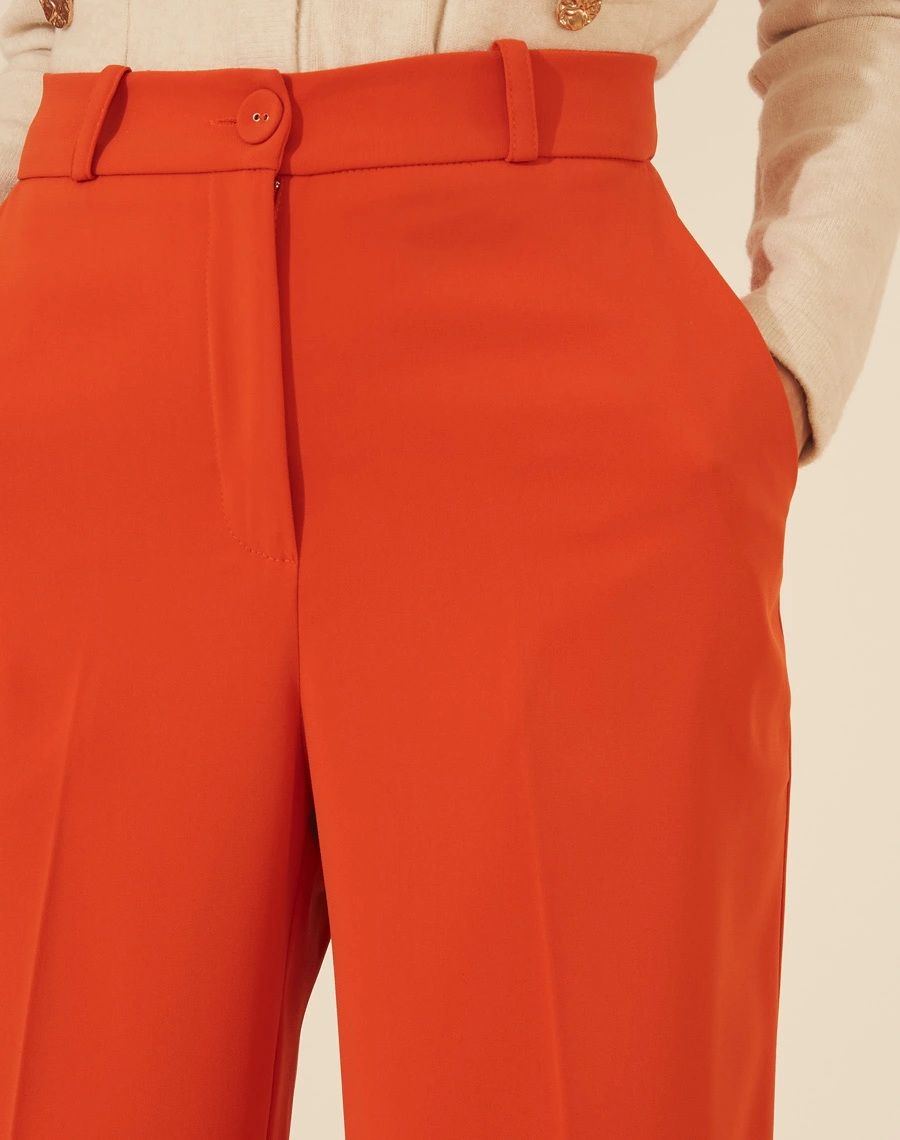 Calça Alfaiataria Luna ES confeccionada em Crepe Zara, com modelagem alfaitaria, cintura alta e pregas na cintura. <br/>
Possui dois bolsos frontais estilo faca e dois bolsos decorativos atrás. <br/>
Fechamento por zíper invisível e botão.<br/>

