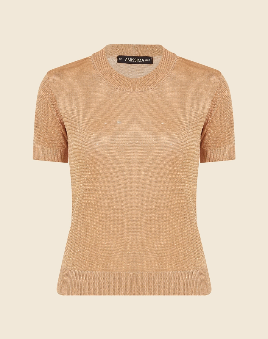 Blusa Charlote é o item perfeito para quem busca sofisticação com um toque moderno e glamouroso.<br/>
Confeccionada em rayon com fios de lurex dourado, essa peça traz um brilho sutil e elegante, ideal para iluminar qualquer look. <br/>
Com mangas curtas e um caimento leve, ela é confortável e versátil, podendo ser combinada com saias, calças ou até jeans para um visual mais casual. <br/>
O acabamento metalizado confere um ar festivo, perfeito para eventos noturnos ou ocasiões especiais que pedem um toque de brilho. <br/>